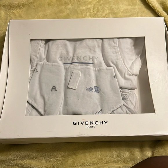 Givenchy 3pc set size 6months